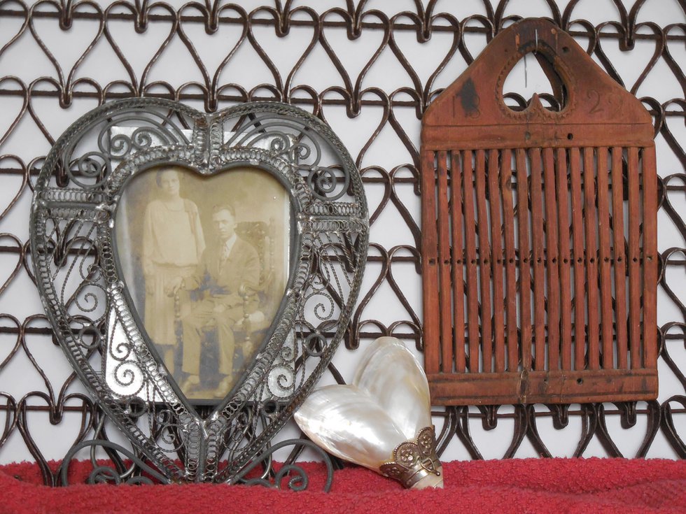 imagesevents9200antiqueheartitemsfromcollectionofMaryBethSloatII-jpg.jpe
