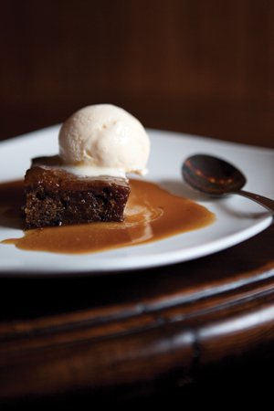 Bull’s Head Public House: Warm sticky toffee pudding with ice cream melting on top